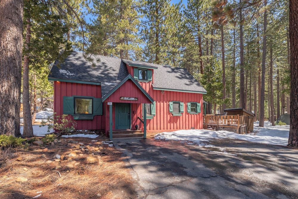 Cozy Cabin Private Hot Tub Walk to Lake by Sierra Getaways — 4-Star Luxury Hotel in Kings Beach, United States