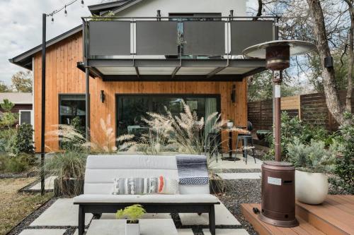 Cozy Bungalow Retreat Walking Distance to Downtown — 4-Star Luxury Hotel in Austin, United States