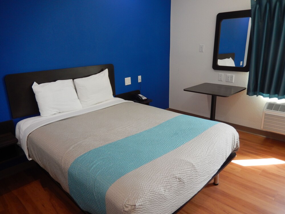 Motel 6 Houston TX Downtown North - photo 8