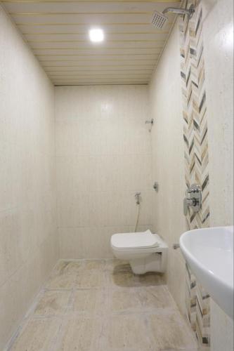 Hotel Crown Near Nesco Center Oberoi Mall Goregaon East
