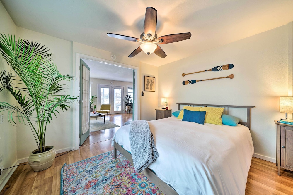 Portland Floating Home Getaway with Sauna — 4-Star Luxury Hotel in Portland, United States