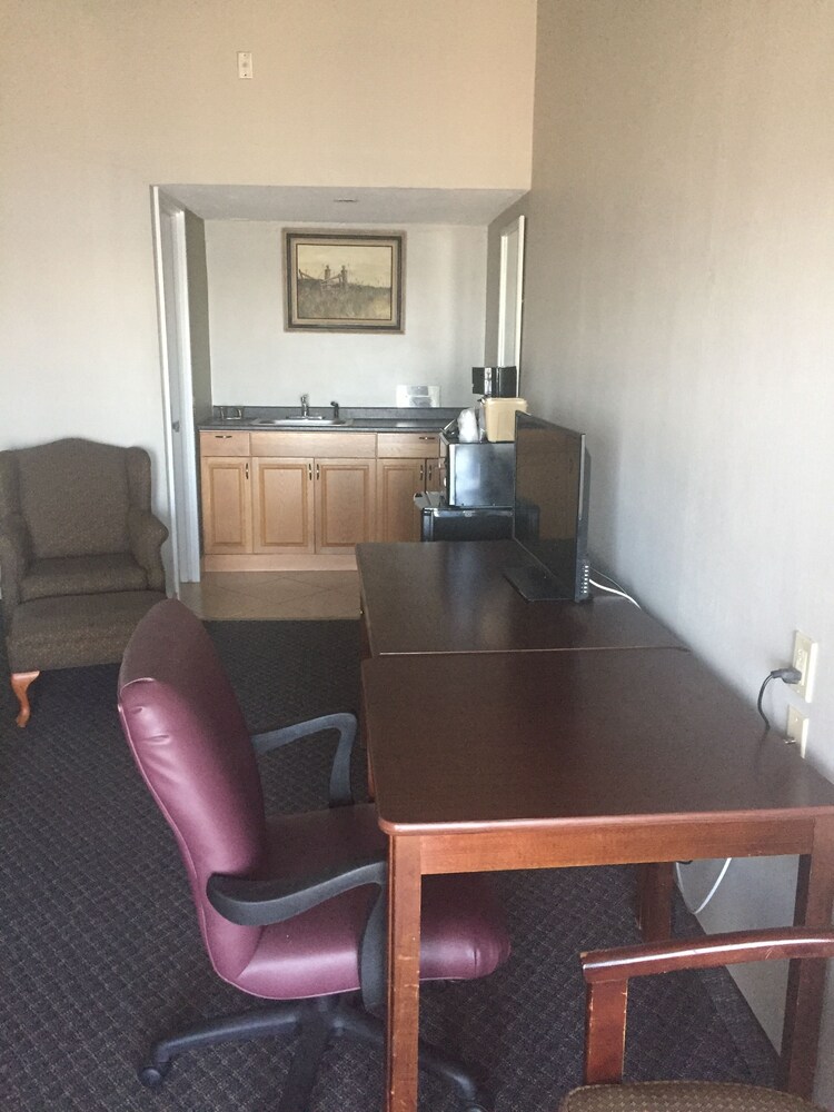 Bradford Inn & Suites - photo 22