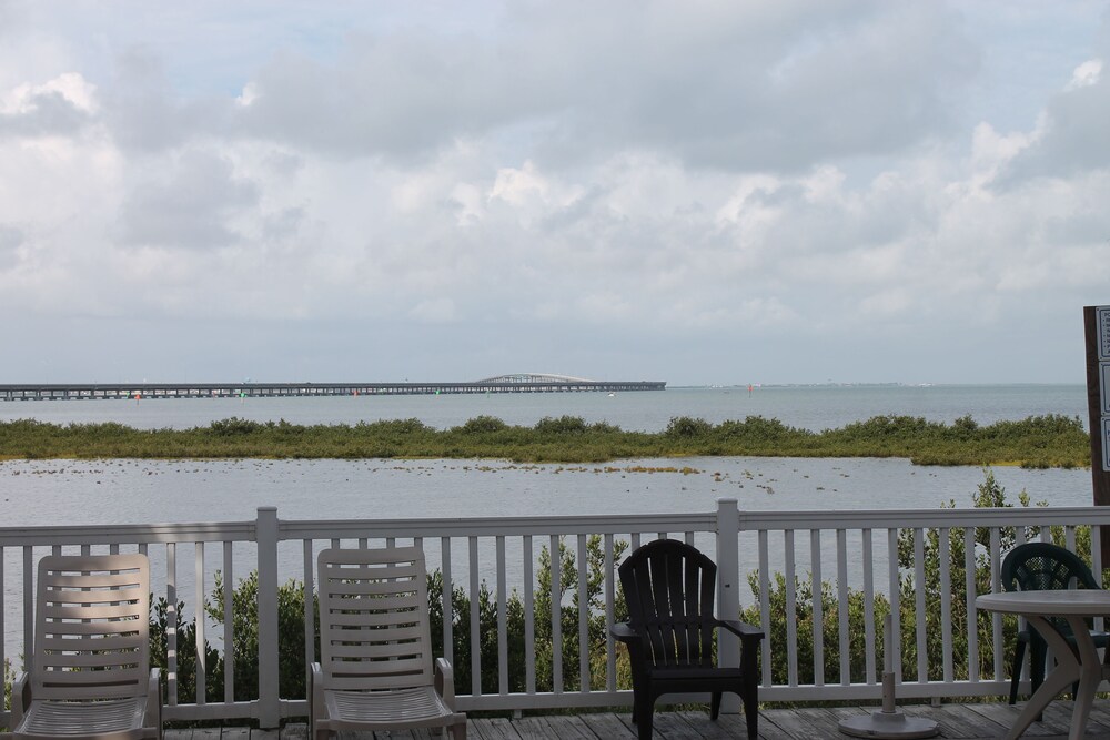 Blue Bay Inn & Suites - photo 94
