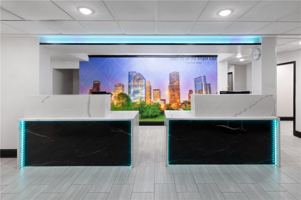 La Quinta Inn & Suites by Wyndham Houston Bush IAH South - photo 6