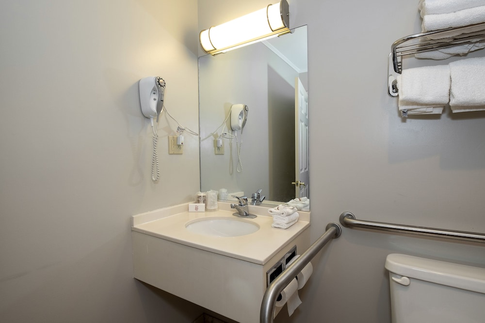 Red Roof Inn & Suites Hazleton - photo 38