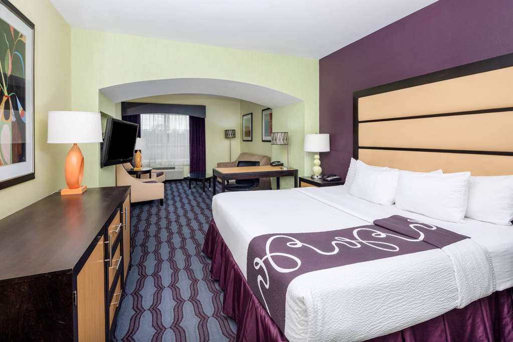 La Quinta Inn & Suites by Wyndham Hinesville Fort Stewart - photo 17