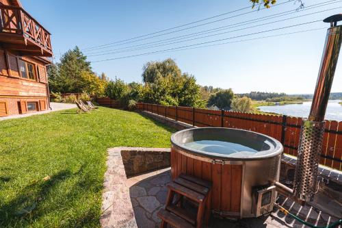 Bug Na Skarpie Domek Wypoczynkowy z Jacuzzi i Kominkiem — hotel in Drohiczyn
