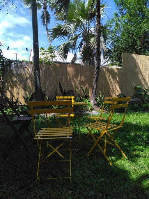 La petite case jaune jaccuzi pierre à 3 min à pied du bassin Manapany vue mer in Saint-Joseph, Réunion
