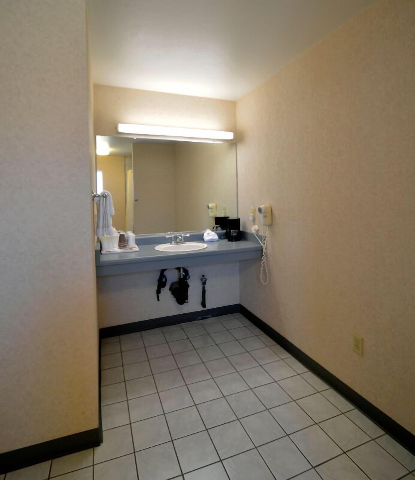 Garden Inn and Suites Fresno - photo 11