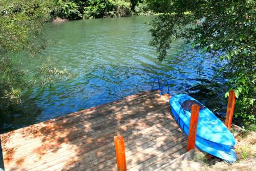 Lily Pad Hot Tub Private Dock BBQ Game Room Walk to Town Fast WiFi Dog Friendly - photo 4