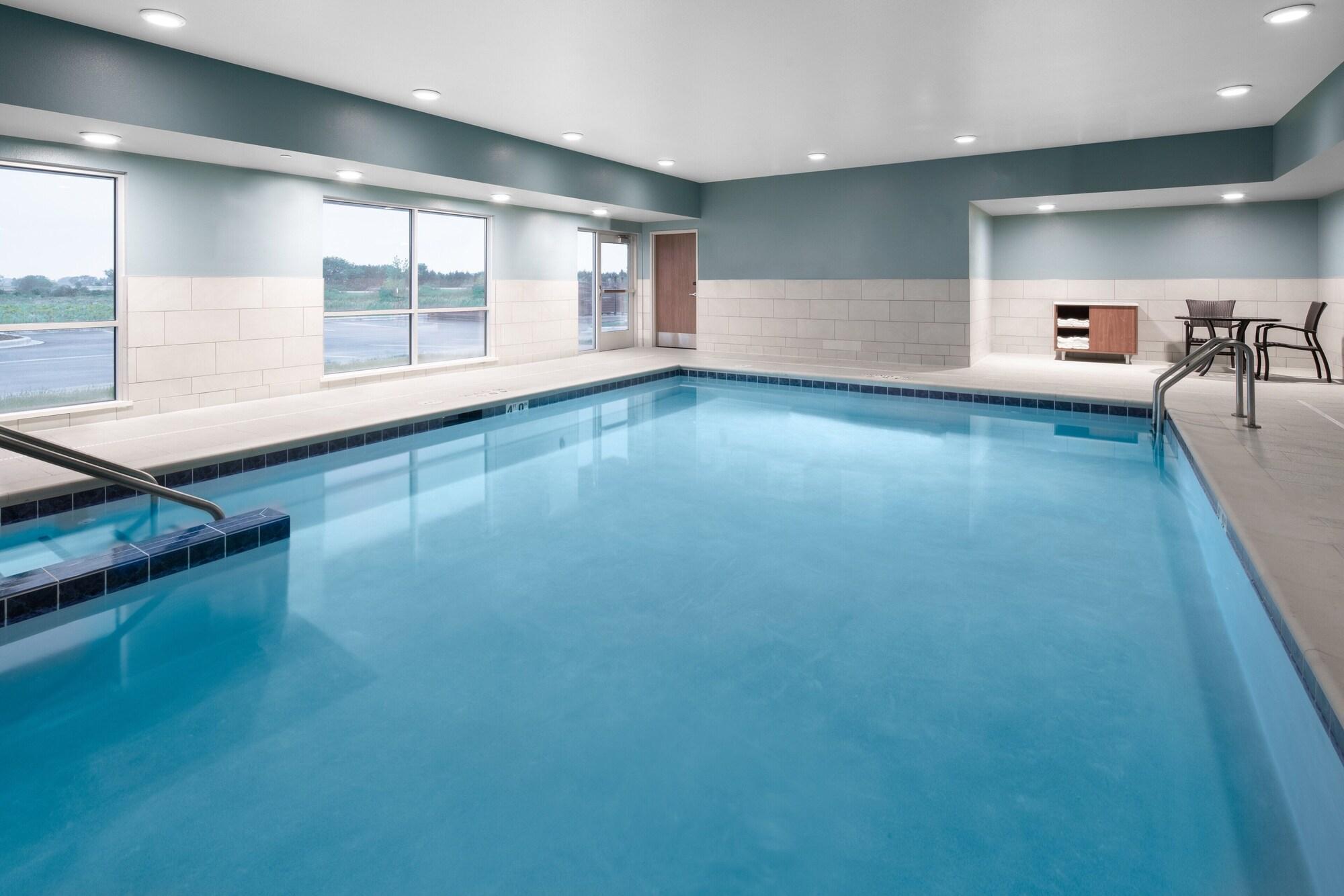 Holiday Inn Express & Suites Elkhorn Lake Geneva Area by IHG - photo 2