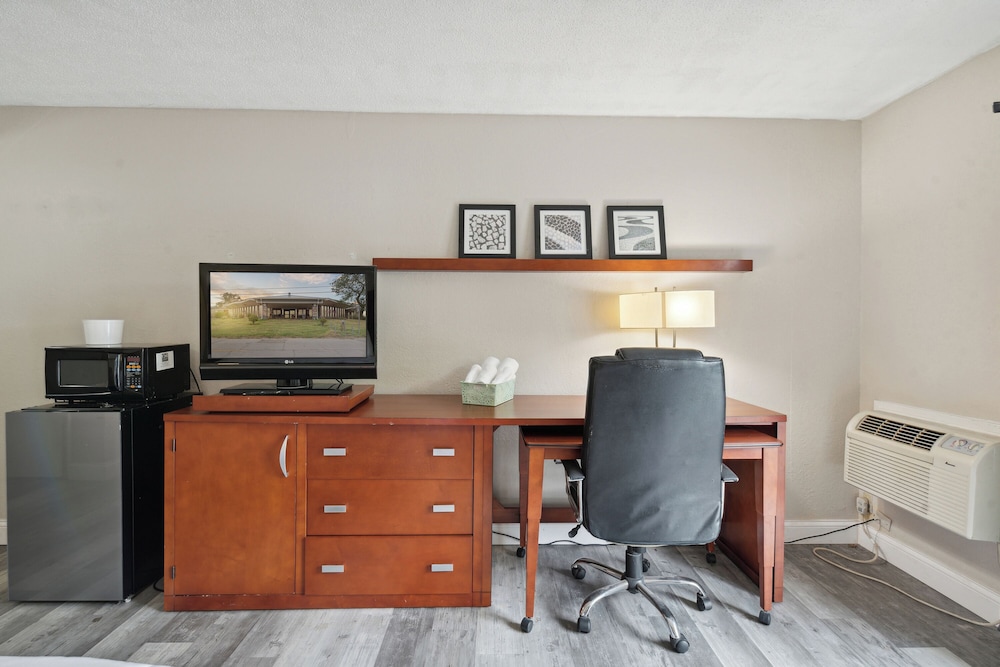 Days Inn by Wyndham Toledo - photo 36