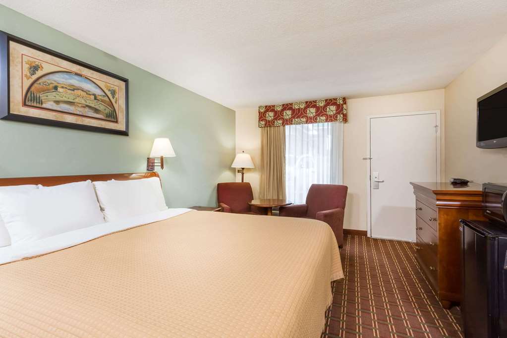 Days Inn by Wyndham Orangeburg - photo 4