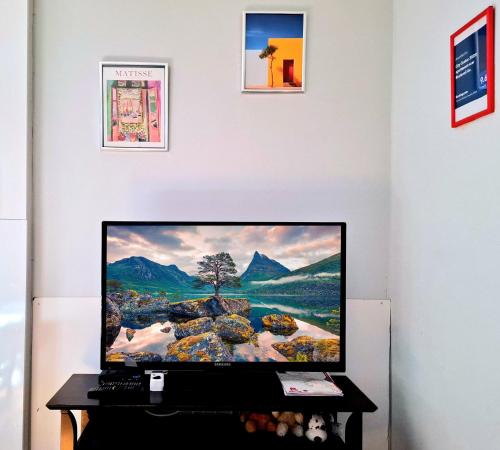 City Center 2BDR Apartment near Rustaveli Av