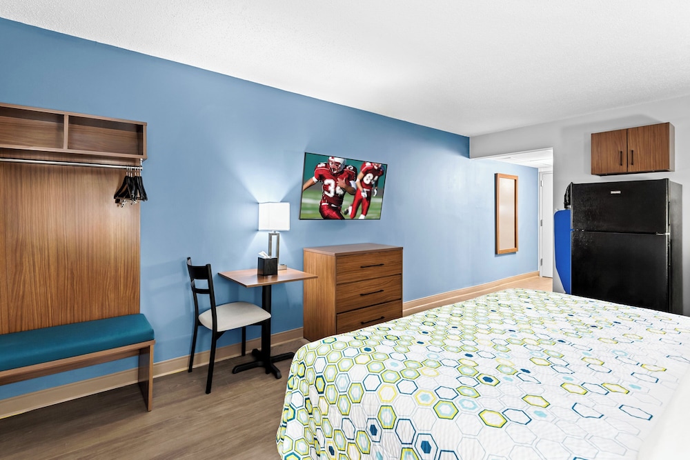 HomeTowne Studios by Red Roof & Conference Center Cortland - photo 10