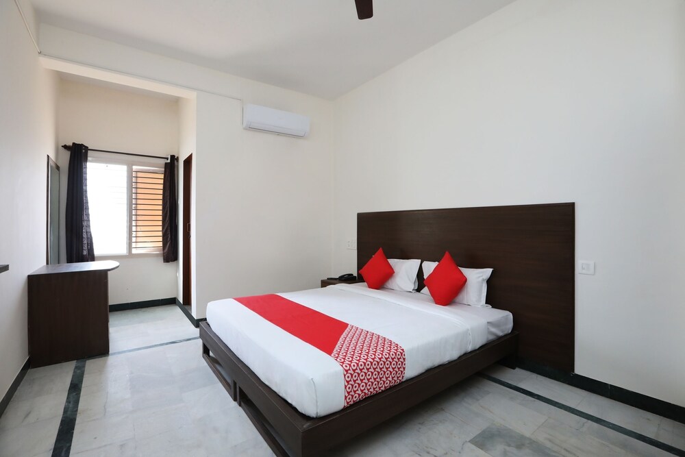Oyo 24663 Dsrr Comforts - carbon neutral hotel in Mysore