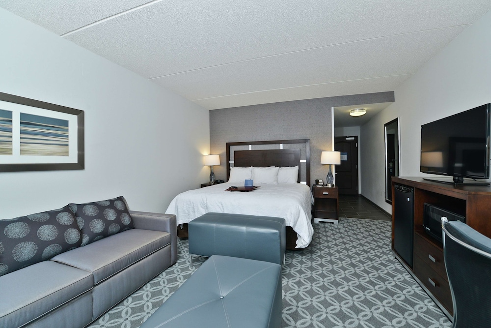 Hampton Inn & Suites Greensboro Coliseum Area - photo 17