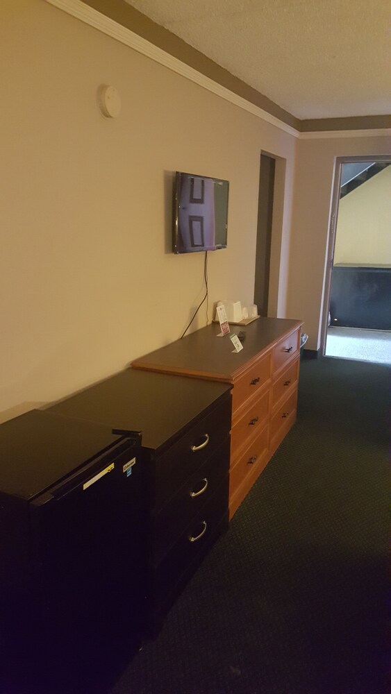 Howard Johnson by Wyndham Atlanta College Park - photo 13