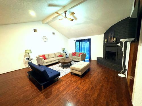Super Cozy 4 Bedroom Sleeps 10 Great for families and professionals — 4-Star Luxury Hotel in Katy, United States