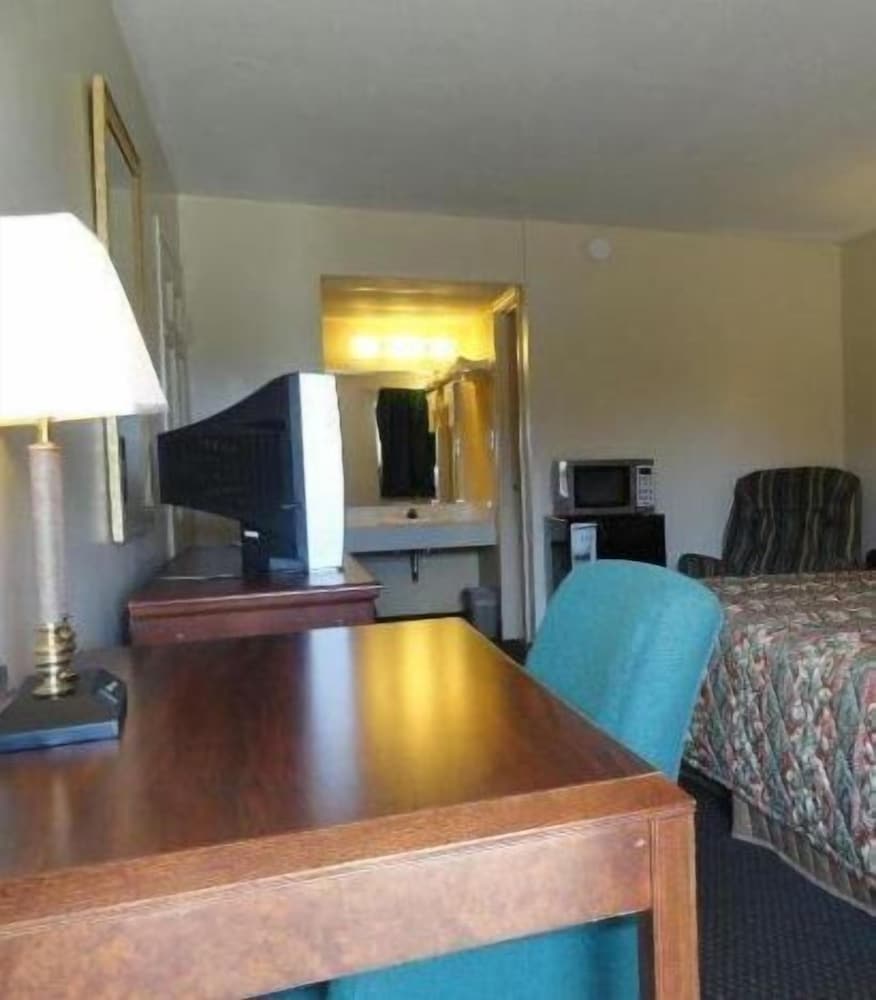 Red Carpet Inn Terre Haute - photo 8