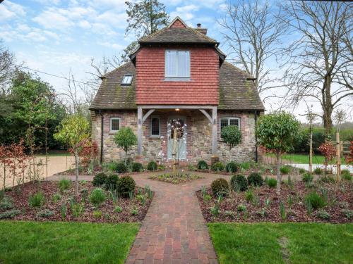Keeds Cottage — 5-Star Luxury Hotel in Pulborough, United Kingdom