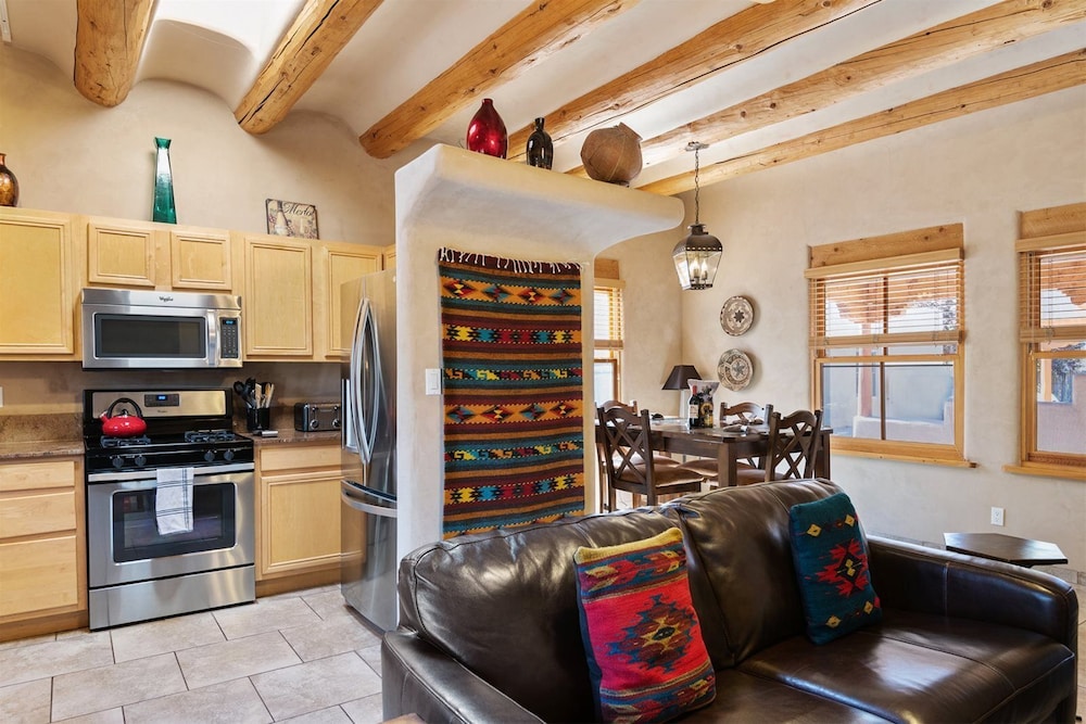 Kiva Stunning & Lovely With Kiva Fireplace Walk to the Plaza and the Railyard - photo 10