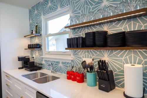 Luxury 4BR Oasis with Pool Hot Tub & Game Room — Cedar Park — photo 5