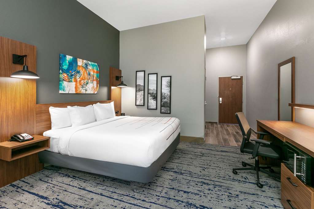 La Quinta Inn & Suites by Wyndham Jacksonville TX - photo 13