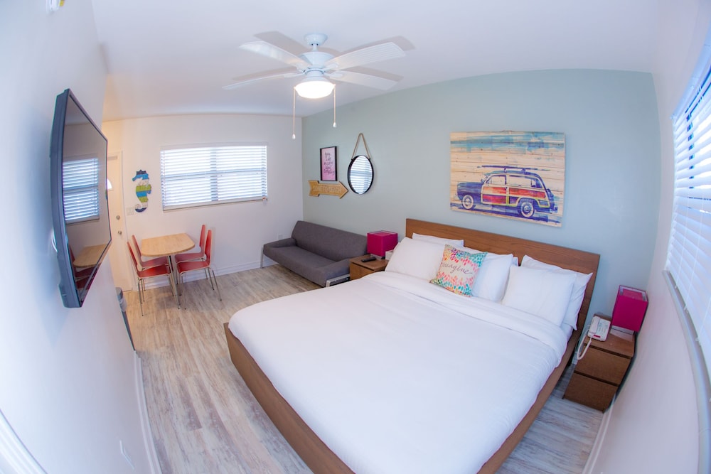 St Pete Beach Suites - photo 11