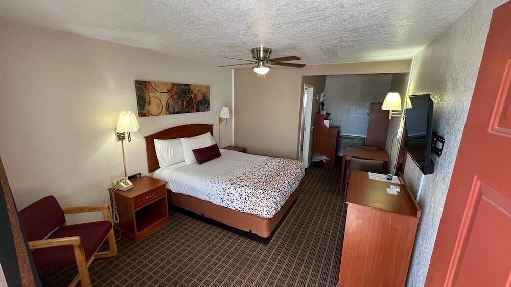 Esquire Inn