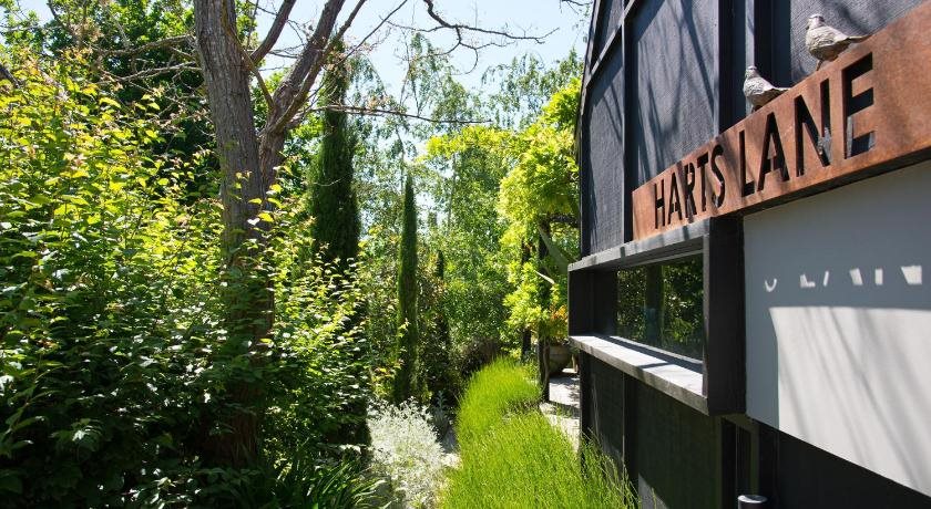Harts Lane Haus outdoor entertainer pet friendly — 5-Star Luxury Hotel in Daylesford, Australia