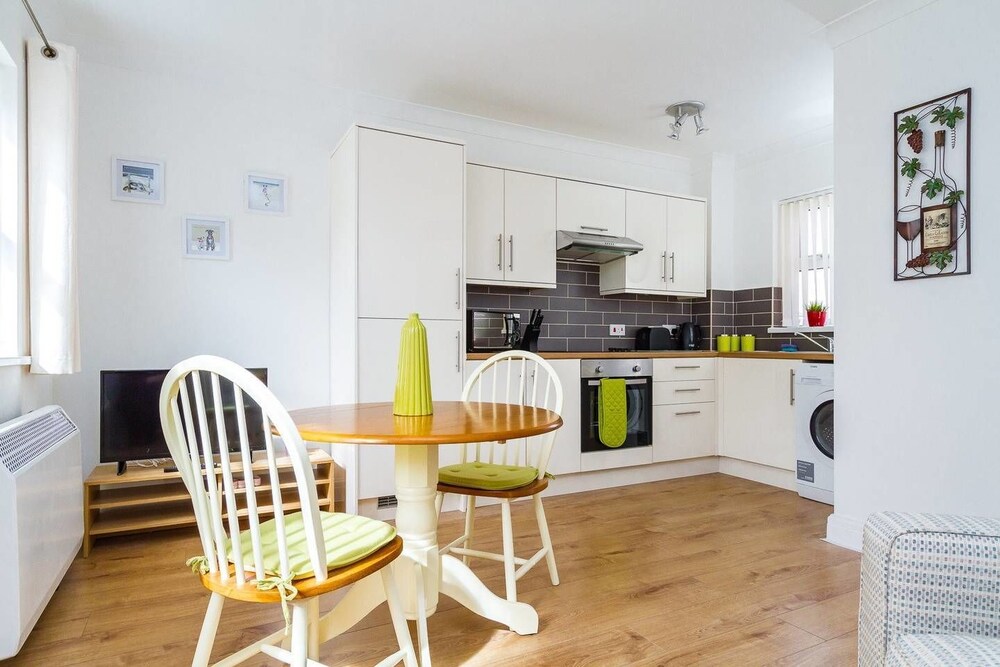 Stay In Cardiff Canton St. John's Court Apartment — 4-Star Luxury Hotel in Cardiff, United Kingdom