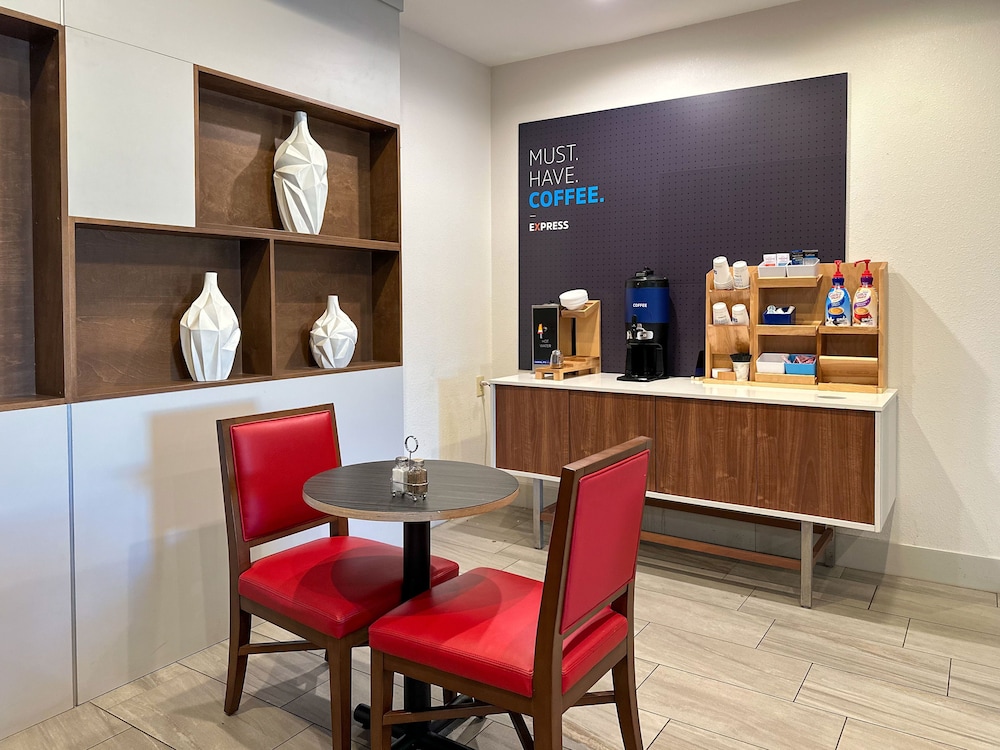 Holiday Inn Express Hotel & Suites Ennis by IHG - photo 17