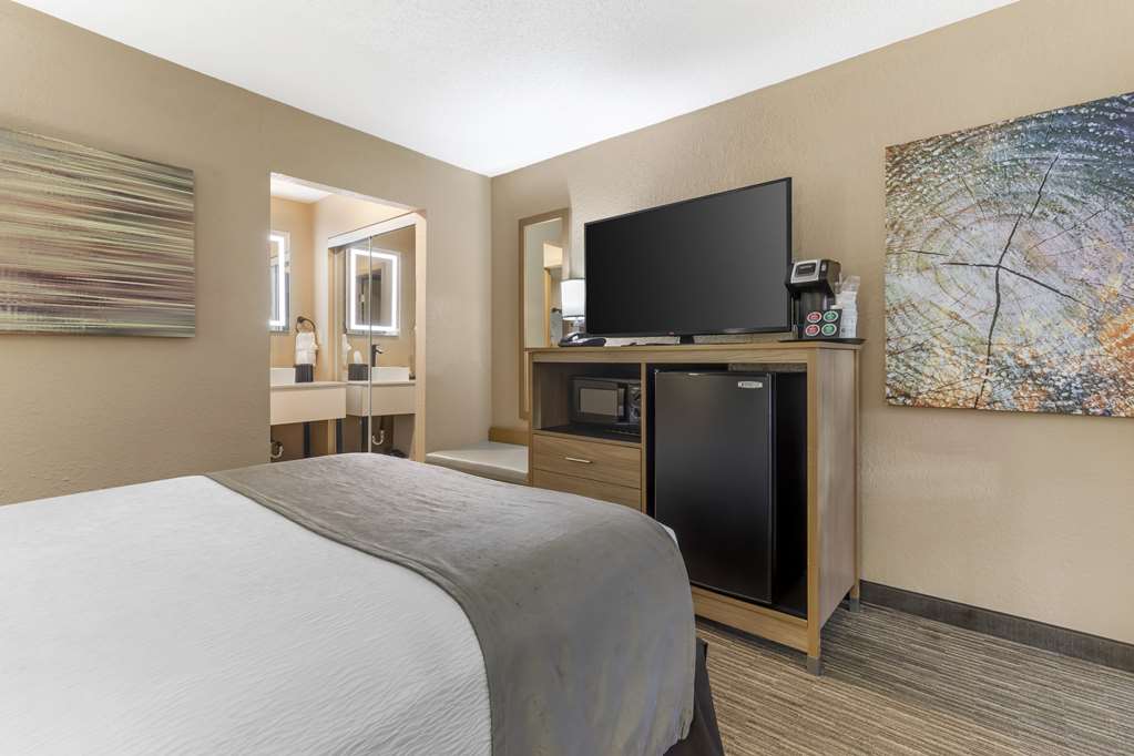 Best Western Plus Landing View Inn & Suites - photo 32