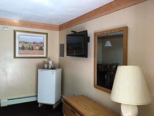 Knotty Pine Motel - photo 10
