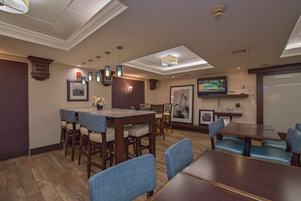 Hampton Inn Portsmouth Central - photo 4