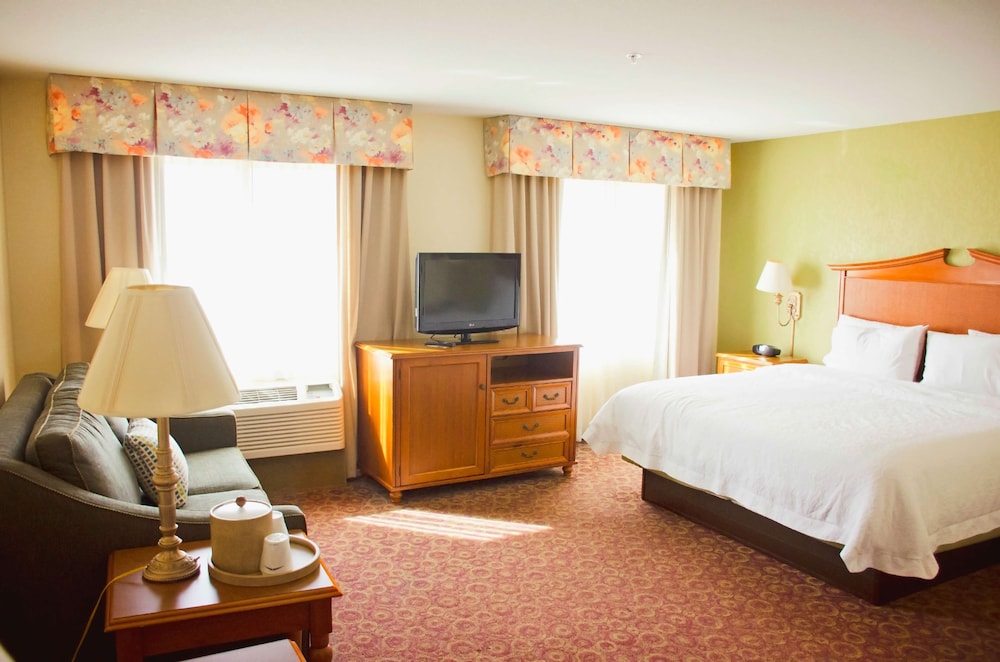 Hampton Inn and Suites College Station - photo 25