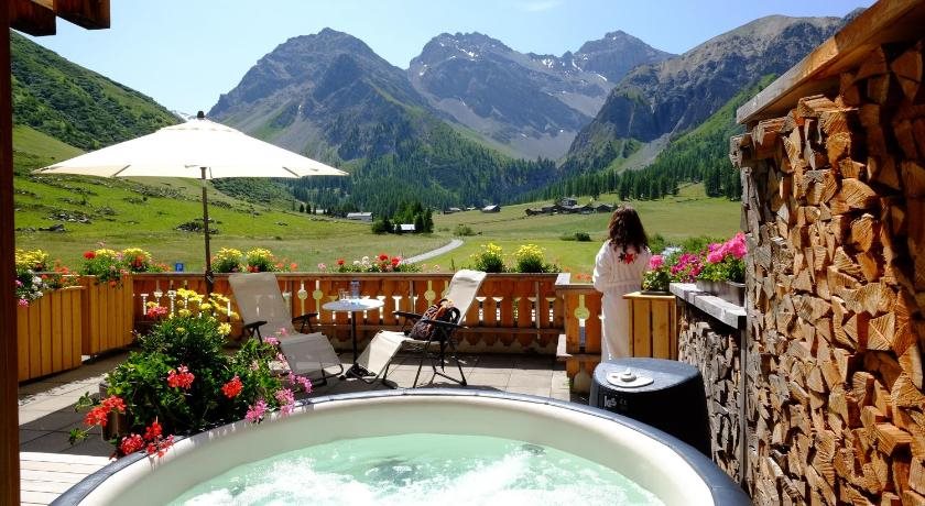 Walserhuus - carbon neutral hotel in Davos