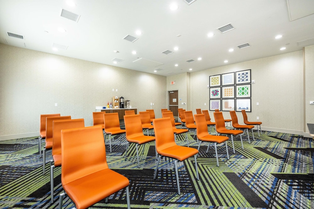 Holiday Inn Express & Suites San Jose Silicon Valley - photo 75