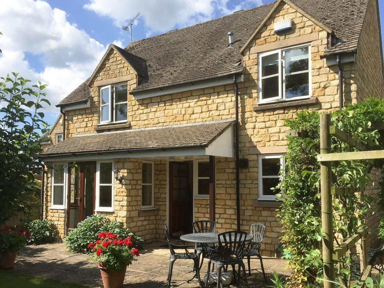 Russet Cottage — 5-Star Luxury Hotel in Moreton In Marsh, United Kingdom
