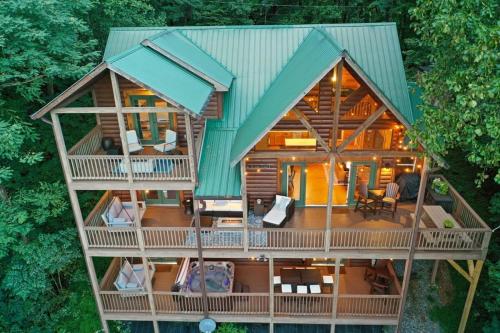 Views For Miles Hot Tub Pool Table Poker Table in Ellijay, United States