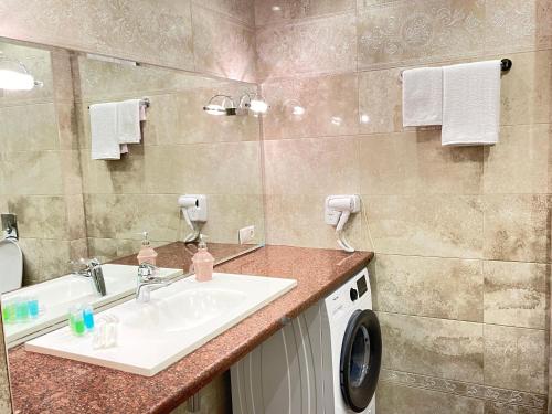 2BR Apartment in Downtown Rustaveli Residence
