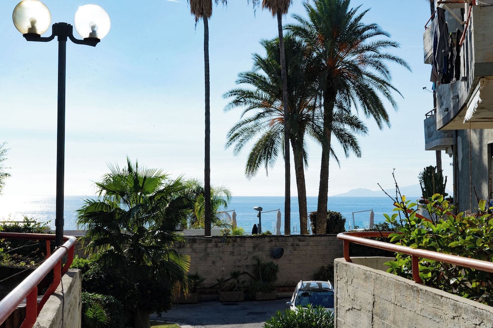 Royal Rooms — hotel in Portici