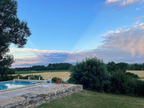 23 Grande Rue Patreville Val D'Auge Charente — hotel in Saint-Medard-En-Jalles