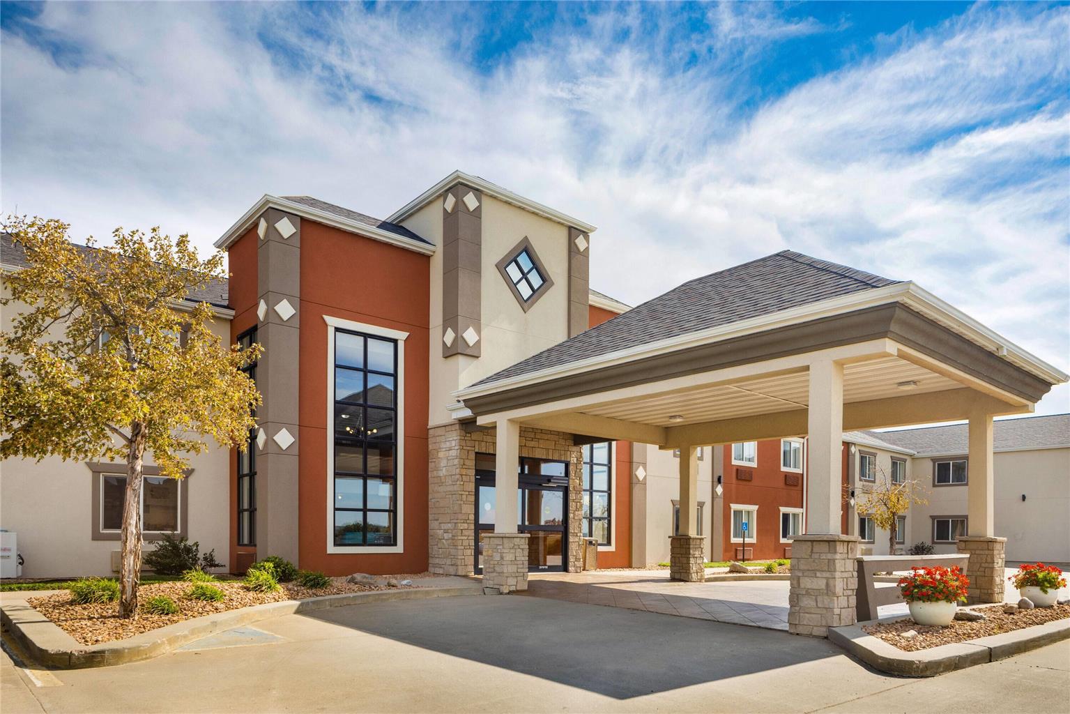 Howard Johnson Hotel & Suites by Wyndham Oacoma — hotel in Mitchell