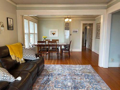 Historic Downtown Flat # 4 — 4-Star Luxury Hotel in Astoria, United States
