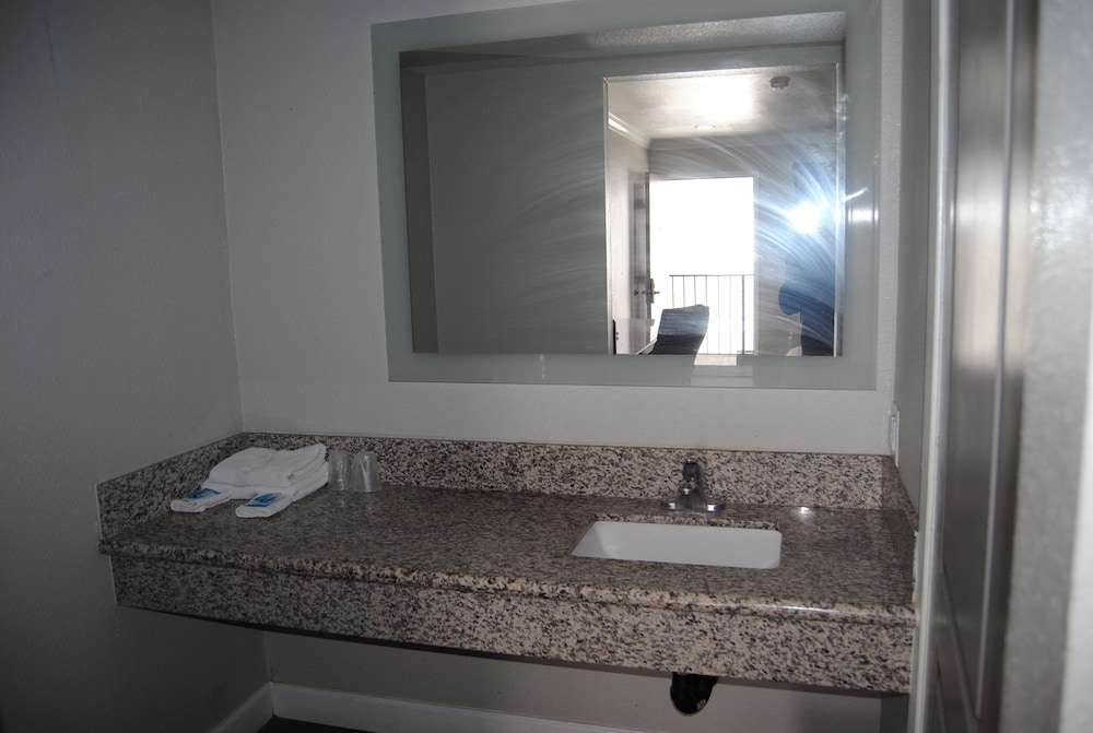 La Puente Inn Motel - photo 50