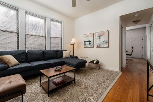Flexhome Ukrainian Village 2BR Private Balcony & Walkable Location — 4-Star Luxury Hotel in Chicago, United States