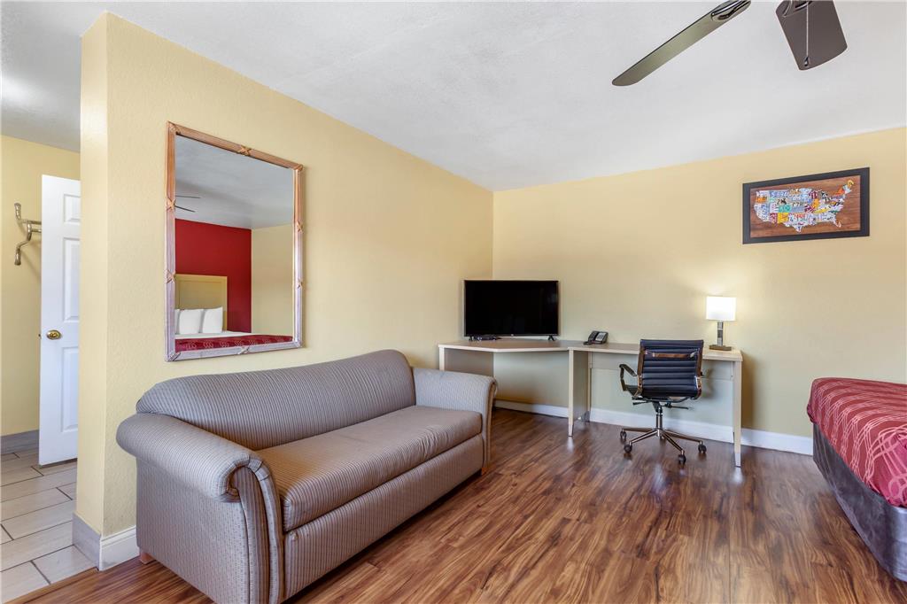 Econo Lodge Clovis - photo 11