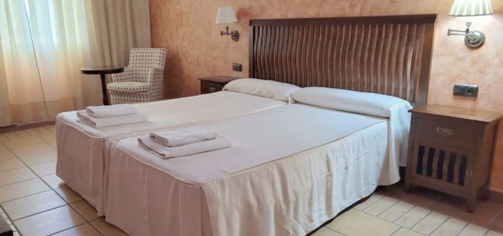 Hotel Mafalda De Castilla — 4-Star Luxury Hotel in Plasencia, Spain